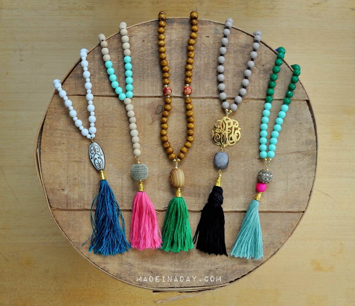 Two different ways of How to make the popular DIY #Beaded #Tassel #Necklaces. See the tutorial and start making these trendy necklaces today! Budda beads, Prayer bead necklace, 