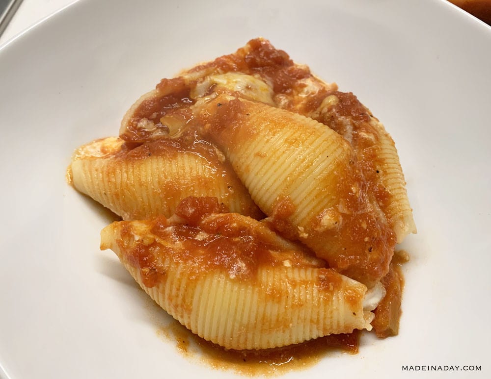 https://madeinaday.com/wp-content/uploads/2019/03/Simple-Classic-Stuffed-Shells-Recipe.jpg