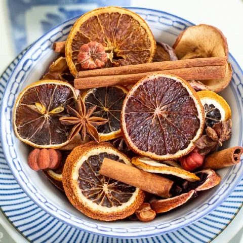 Image for CHRISTMAS POTPOURRI WITH DRIED ORANGES & CINNAMON