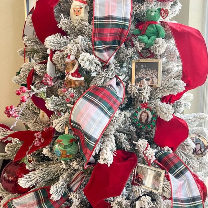 Image for How to Make a Christmas Tree with Family Ornaments Look Beautiful (Sentimental + Stylish!)