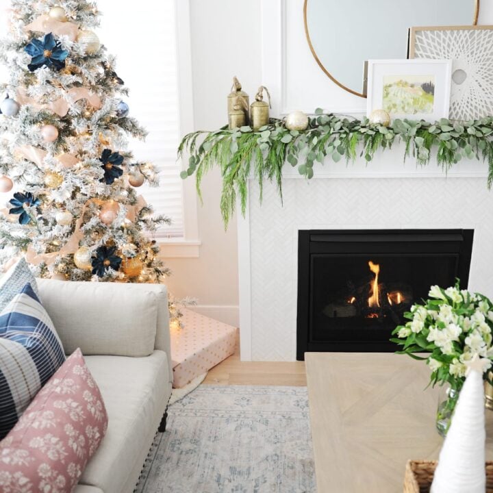 Image for 31 Dazzling Christmas Living Room Decor Ideas